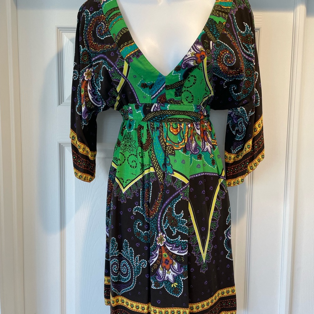 Fun dress with low neck and 3/4 sleeves